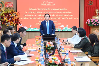 Đồng chí Nguyễn Trọng Nghĩa, Ủy viên Bộ Chính trị, Bí thư Trung ương Đảng, Trưởng Ban Tuyên giáo và Dân vận Trung ương phát biểu chúc mừng đội ngũ cán bộ nhân viên y tế tại Bệnh viện 19/8. (Ảnh: THẾ ĐẠI) 