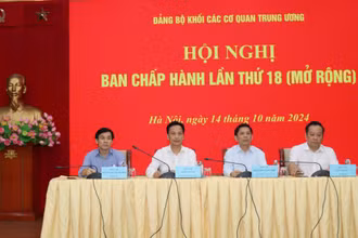 Các đồng chí chủ trì hội nghị.