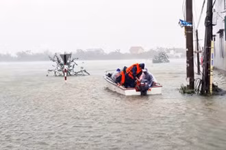 Lực lượng chức năng huyện Quảng Ninh tổ chức tìm kiếm cứu nạn người mất tích trong lũ lụt