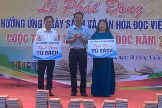 Sở Văn hóa, Thể thao và Du lịch Quảng Bình tặng sách cho Thư viện tỉnh để chuyển cho học sinh các trường vùng sâu, vùng xa.