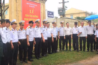 Quang cảnh lễ gắn tên đường Anh hùng liệt sĩ Trần Văn Phương tại quê nhà Quảng Bình.
