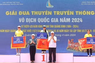 Ban tổ chức trao giải cho các đoàn tham dự giải có thành tích xuất sắc