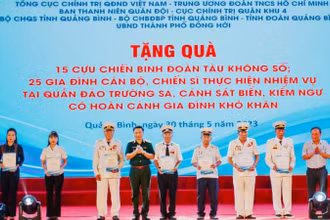 Đại biểu tặng quà cho các cựu chiến binh đoàn tàu không số.