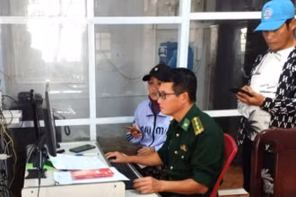 Đồn Biên phòng cửa khẩu Cảng Gianh kiểm tra hồ sơ các chủ tàu cá trong thực hiện quy định về chống khai thác IUU