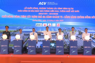 Các đại biểu thực hiện nghi thức khởi công dự án Nhà ga T2 - Cảng hàng không Đồng Hới.