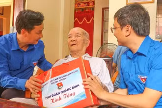 Đại diện lãnh đạo Tỉnh Đoàn Quảng Bình thăm hỏi sức khỏe, tặng quà chiến sĩ Điện Biên ở huyện Quảng Trạch.