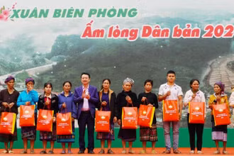 Đại diện lãnh đạo Ủy ban Mặt trận Tổ quốc tỉnh Quảng Bình tặng quà Tết cho đồng bào dân tộc thiểu số xã Dân Hóa, huyện Minh Hóa.