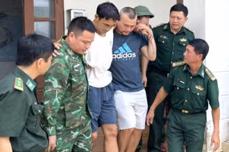Ngư dân Nguyễn Ngọc Hà (áo trắng) được cứu sau 3 ngày lênh đênh trên biển