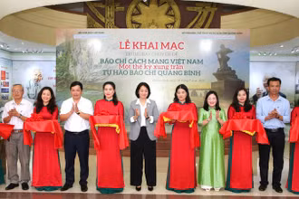 Các đại biểu cắt băng khai mạc Trưng bày chuyên đề báo chí cách mạng Việt Nam - Một thế kỷ xung trận tại Quảng Bình.