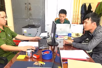 Công an tỉnh Quảng Bình xử phạt Trần Thanh L. (áo đen dài tay bên phải) số tiền 7,5 triệu đồng về hành vi đăng tin sai sự thật trên mạng xã hội. (Ảnh: Công an Quảng Bình)