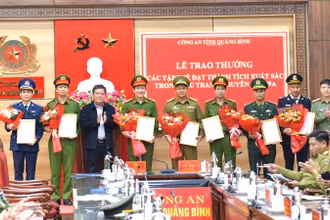 Chủ tịch Ủy ban nhân dân tỉnh và Giám đốc Công an Quảng Bình trao thưởng các tập thể có thành tích xuất sắc trong thực hiện chuyên án. (Ảnh: công an Quảng Bình)