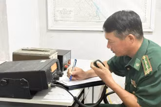 Bộ đội Biên phòng Quảng Bình liên lạc, trao đổi thông tin với các tàu cá đánh bắt trên biển.