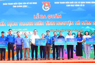 Ban tổ chức trao tượng trưng các phần quà cho các tập thể, cá nhân tại lễ ra quân chiến dịch thanh niên tình nguyện hè 2024.