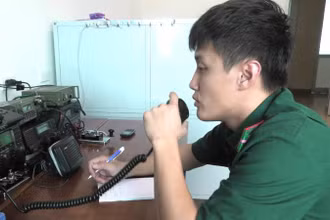 Bộ đội Biên phòng Quảng Bình liên lạc với tàu cá trong tỉnh thông qua hệ thống liên lạc tầm xa HF.