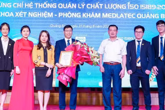 Đại diện lãnh đạo Medlatec Quảng Bình nhận chứng chỉ chất lượng ISO 15189:2012 trong xét nghiệm.