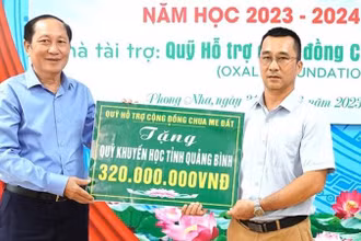 Lãnh đạo Hội Khuyến học tỉnh Quảng Bình nhận kinh phí học bổng “Tiếp sức đến trường” từ đơn vị tài trợ.