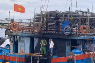 Công an Đồng Hới kiểm tra hiện trường vụ cháy tàu cá để tìm nguyên nhân.