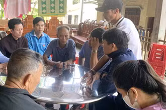 Chính quyền địa phương và bà con xã Hưng Trạch, huyện Bố Trạch đến chia sẻ, động viên gia đình nạn nhân (Ảnh: LM)