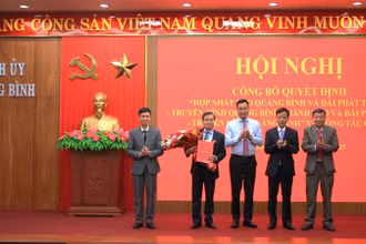 Bí thư Tỉnh ủy Quảng Bình Lê Ngọc Quang (áo xanh) trao quyết định cho Ban biên tập Báo và Đài Phát thanh - Truyền hình Quảng Bình. 