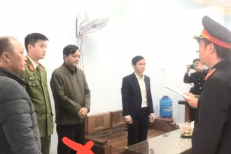 Công an thị xã Ba Đồn tống đạt quyết định khởi tố, bắt tạm giam đối với Trần Anh Cường (dấu đỏ).