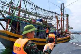 Bộ đội Biên phòng Quảng Bình kiểm tra tàu cá ngay tại cửa biển, trước khi ra khơi đánh bắt xa bờ.