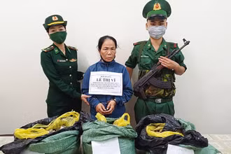 Bộ đội Biên phòng Quảng Bình bắt đối tượng Lê Thị Vĩ cùng tang vật.