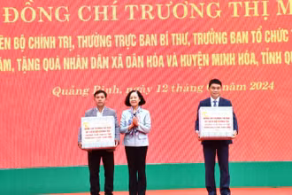 Đồng chí Trương Thị Mai tặng quà cho huyện Minh Hóa và xã Dân Hóa.