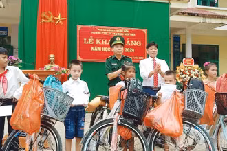 Tặng xe đạp cho học sinh đồng bào dân tộc thiểu số ở huyện Minh Hóa (Quảng Bình) vào đầu năm học 2023-2024.