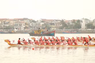 Các đội đua bắt đầu xuất phát trên sông Nhật Lệ đoạn trước tượng đài Mẹ Suốt.