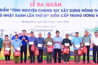 Đại diện Ban Bí thư Trung ương Đoàn và lãnh đạo tỉnh Quảng Bình tặng quà cho người dân tại Minh Hóa