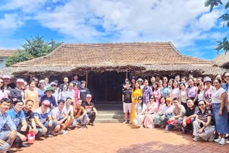 Du khách chụp ảnh trước nhà lưu niệm Đại tướng Võ Nguyên Giáp ở xã Lộc Thủy, huyện Lệ Thủy, tỉnh Quảng Bình. (ảnh: TH)