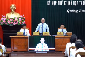 Phó Bí thư Thường trực Tỉnh ủy, Chủ tịch Hội đồng nhân dân tỉnh Quảng Bình Trần Hải Châu điều hành phiên chất vấn.