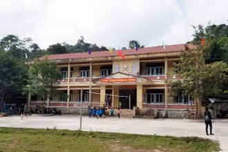 Nhiều trường học ở Quảng Bình gặp khó trong xây dựng trường đạt chuẩn do thiếu kinh phí xây dựng cơ sở vật chất.