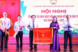 Thừa ủy quyền của Thủ tướng Chính phủ, Phó Bí thư Thường trực Tỉnh ủy Quảng Bình Trần Hải Châu trao cờ thi đua cho Ủy ban Mặt trận Tổ quốc Việt Nam tỉnh.