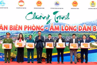 Bí thư Tỉnh ủy Quảng Bình Lê Ngọc Quang tặng quà Tết cho các đơn vị 