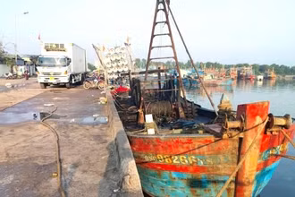Một tàu cá bị cháy tại Quảng Bình. (Ảnh minh họa)