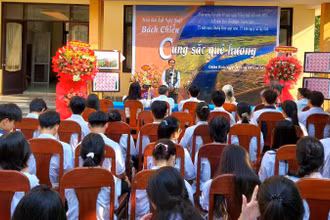 Khai mạc Triển lãm ảnh nghệ thuật "Cung sắc quê hương".