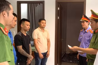 Cơ quan Cảnh sát điều tra Công an Quảng Bình công bố lệnh khám xét chỗ ở đối tượng Đặng Ngọc Đức (áo đen).