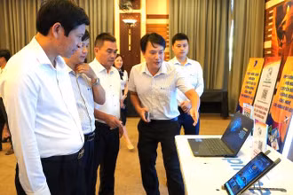 Các đại biểu nghe giới thiệu các ứng dụng, phần mềm mới trong quảng bá du lịch.