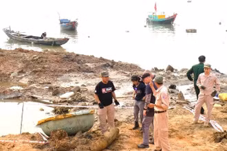 Nhân viên Dự án MAG Quảng Bình xử lý an toàn quả bom lớn sau chiến tranh ở ven sông Nhật Lệ, thành phố Đồng Hới