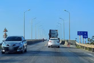 Cầu Gianh luôn trong thế "nút cổ chai" trên Quốc lộ 1 qua Quảng Bình khi đường 4 làn, cầu 2 làn