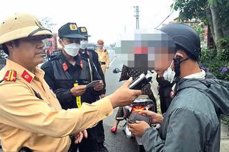 Cảnh sát giao thông, Công an Quảng Bình kiểm tra nồng độ cồn đối với người điều khiển xe máy.
