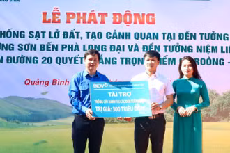 Đơn vị tài trợ trao 300 triệu đồng ủng hộ Quỹ phủ xanh đường Trường Sơn cho Tỉnh đoàn Quảng Bình.