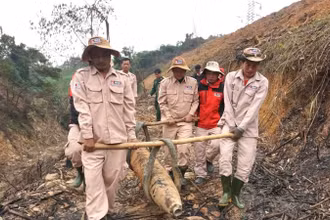 Dự án xử lý bom mìn MAG di chuyển quả bom đưa về khu vực lưu kho an toàn, chờ hủy nổ tập trung. 