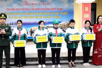 Đại diện Bộ Chỉ huy Bộ đội Biên phòng Quảng Bình trao quà học sinh có thành tích cao trong học tập ở thành phố Đồng Hới.