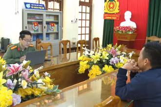 P.V.T làm việc với cán bộ Phòng An ninh chính trị nội bộ, Công an tỉnh Quảng Bình. (Ảnh: Công an Quảng Bình)