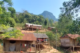 Việc Quảng Bình ban hành chính sách hỗ trợ người dân vùng bị ảnh hưởng của thiên tai sẽ giúp người dân sớm được di dời ra khỏi nguy cơ bị sạt lở để bảo đảm an toàn. (Trong ảnh là nhà của các hộ đồng bào dân tộc thiếu số ở bản Ban, xã Thượng Trạch, huyện Bố Trạch sống cheo leo bên triền núi bị sạt lở chuẩn bị được di dời đến khu tái định cư)