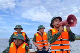 Bộ đội Biên phòng tỉnh Quảng Bình tuyên truyền, hướng dẫn chủ tàu cá neo đậu tránh trú bão an toàn. 
