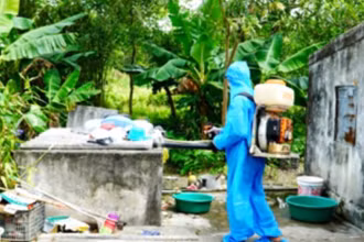Phun hóa chất khử trùng phòng, chống dịch sốt xuất huyết ở Quảng Bình. (Ảnh: minh họa)