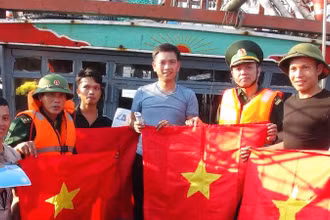 Bộ đội biên phòng Quảng Bình tặng cờ Tổ quốc và tuyên truyền về chống khai thác IUU cho ngư dân trong tỉnh.